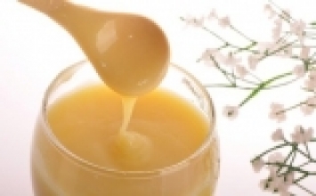 Vì sao không nên cho trẻ dùng sữa ong chúa?